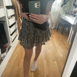 Kjol - Söt kjol med volanger i prickigt mönster! Går att knyta åt i midjan🤍använd ungefär 2 gånger🖤(nypris 169kr)