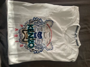 Kenzo t-shirt  - Vit kenzo t-shirt  Storlek xxl men passar xl 