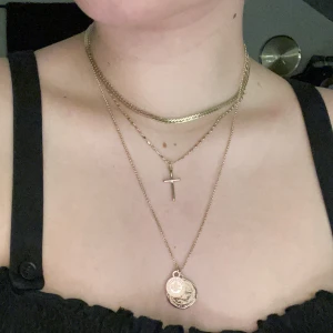 gulligt halsband från gina tricot  - Aldrig använt. Alla 3 halsband som syns på bild 1 är sammansatta till ett halsband.