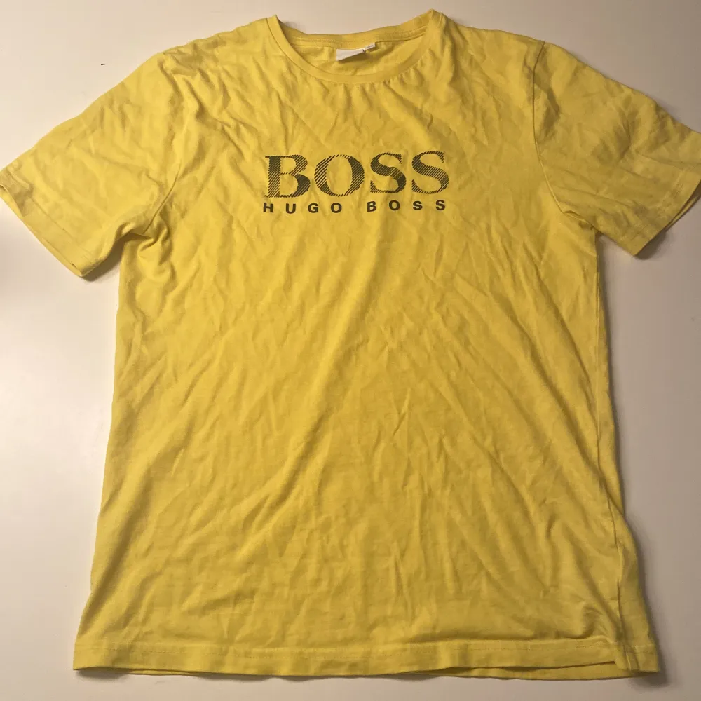 hugo boss t-shirt storlek 162 i ungdomskläder köparen står för frakten. T-shirts.