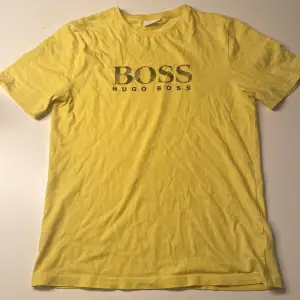 hugo boss t-shirt storlek 162 i ungdomskläder köparen står för frakten