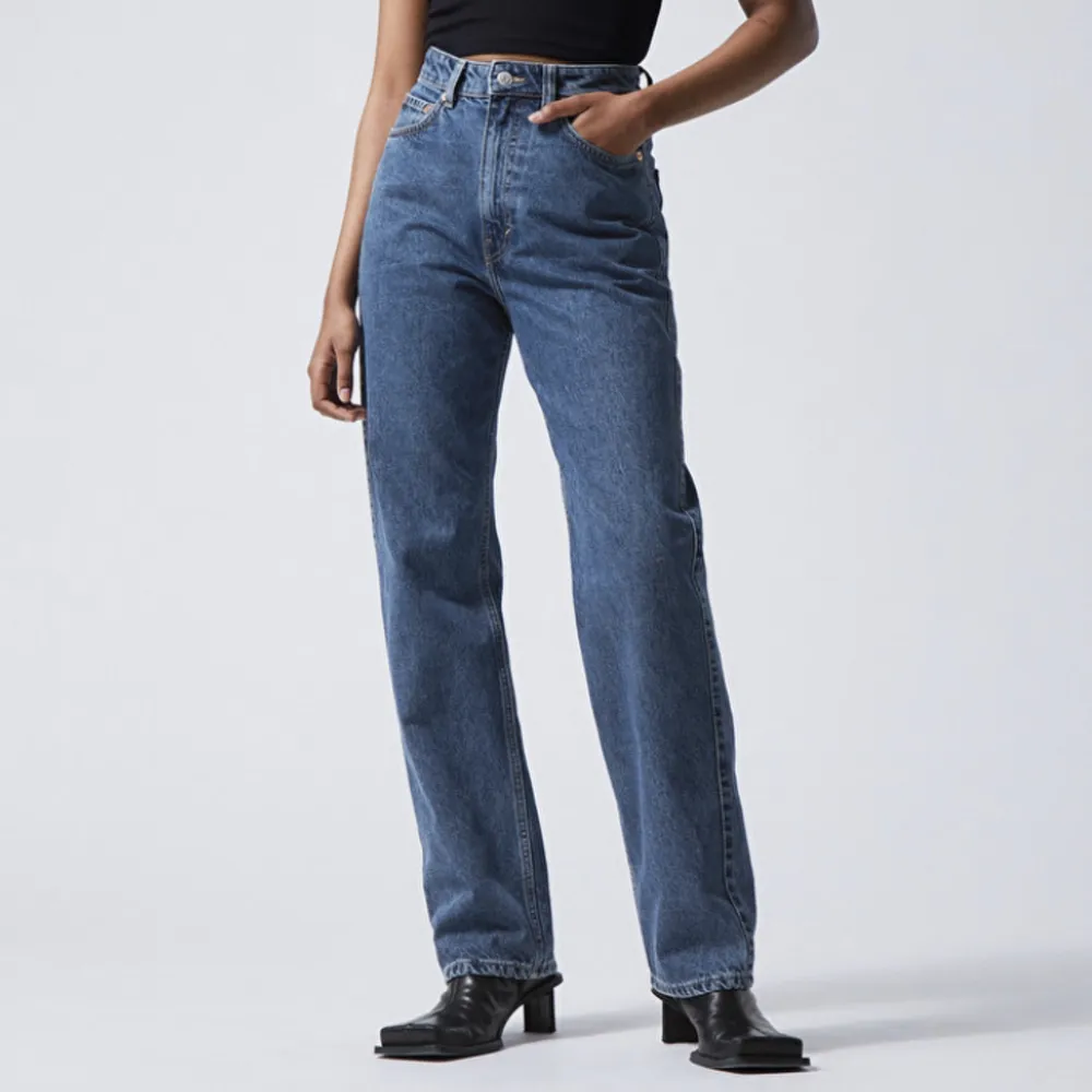 Säljer mina Weekday jeans i modellen: Rowe Extra High Straight. Supersnygga!!! De är lite långa på mig som är runt 160. De är använda ungefär två gånger. Nyinköpta för 590kr.  Hör av er för frågor eller funderingar 💙. Jeans & Byxor.