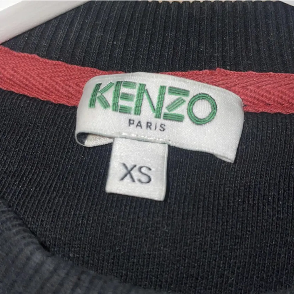 Säljer min super snygga   kenzo tröja.  köpt på Thernlunds för ca 2300 kr. Storlek xs men passar även mig som vanligtvis har M❤️ Hör av er om ni har frågor!!. Tröjor & Koftor.