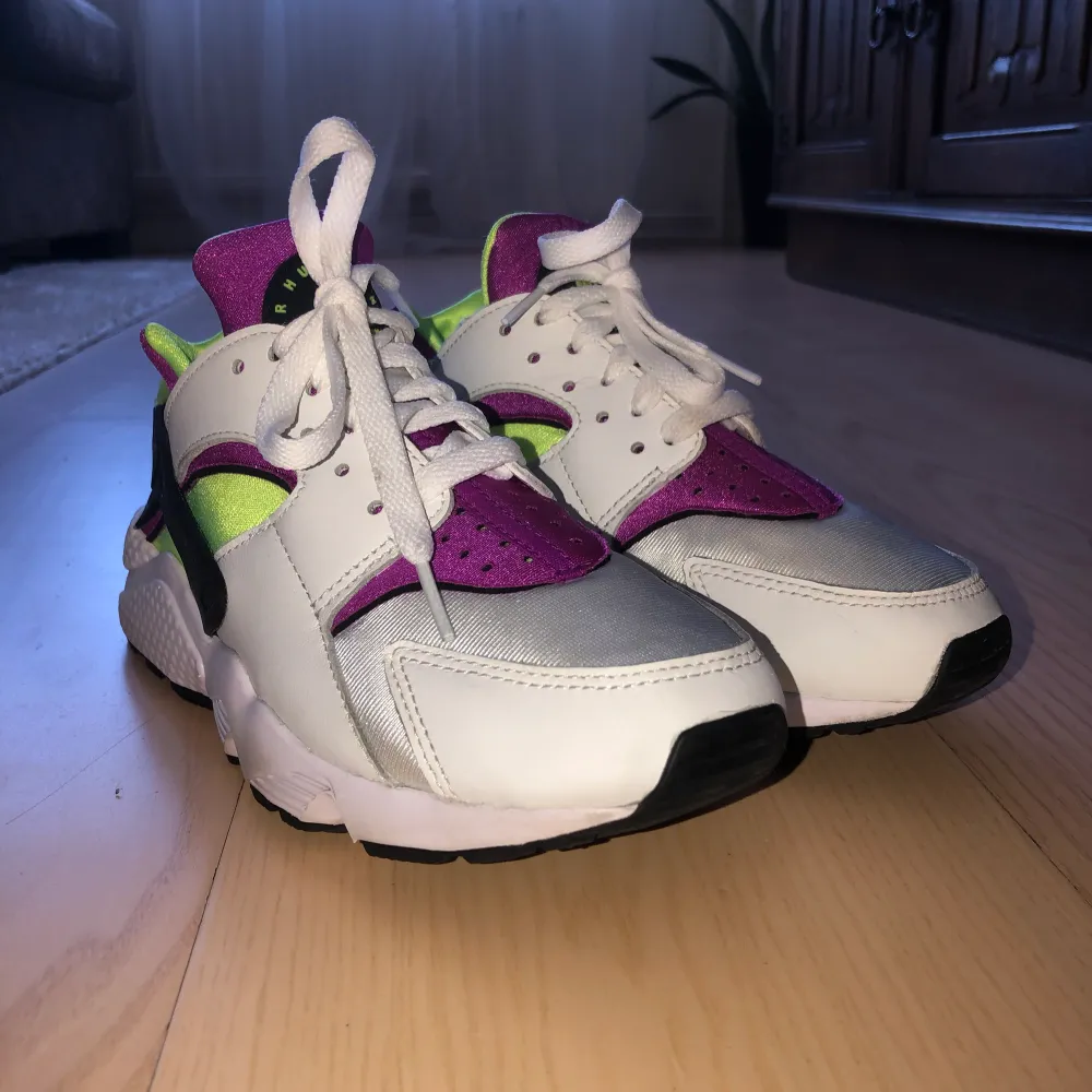 Nike huarache sneakers i storlek 38 men små i storleken så passar en 37. Endast provade en gång och i nyskick eftersom de inte passade så säljer nu vidare till en lycklig själ. . Skor.