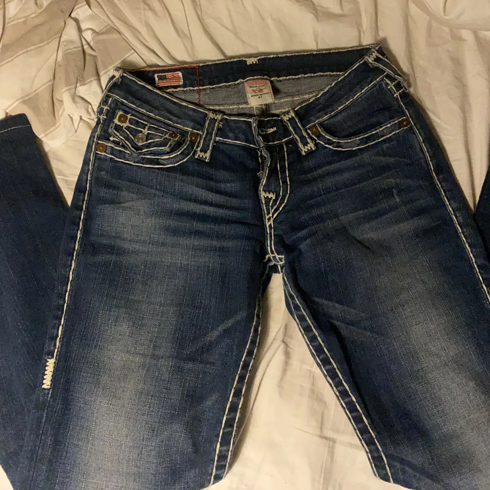 Sjukt snygga lågmidjade True Religion jeans! Säljs pågrund av att dom inte kommer till användning☺️ Är i super fint skick utan några defekter. Skriv privat för mer bilder! (Kan tänka mig att gå ner något i pris ifall köparen är smidig). Jeans & Byxor.
