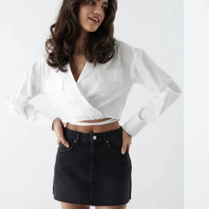 Svart jeanskjol från Gina tricot - Köpte denna fina jeanskjol i somras och den är aldrig använd då den är i fel storlek för mig annars är den superfin! 💓