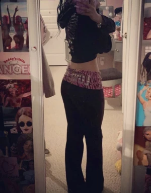 SÖKER DE GAMLA VS YOGA PANTS  - SÖKER!! söker dessa PINK VS fold over yoga pants som inte finns kvar skriv till mig ifall du har dessa till att sälja pls😭