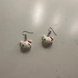 Hello Kitty örhängen, tror dem är nickel fria men osäker, saniterade och rena