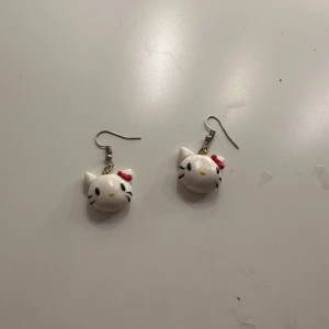 Hello Kitty örhängen  - Hello Kitty örhängen, tror dem är nickel fria men osäker, saniterade och rena