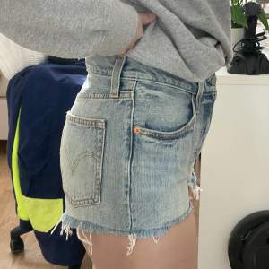 Levi’s jeansshorts 501 i storlek W27, aldrig använda! Som nya. I en fin blå tvätt med lätt slitningar.