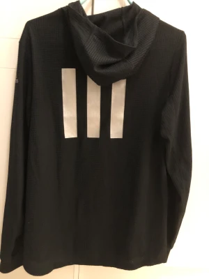 Huvtröja adidas  - Nyskick, svart adidasteöja med luva. Reflexdetaljer