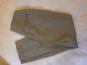 Byxor h&m  - Sparsamt använda, stretchingt msterial. Väldigt bekväma! 