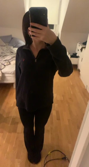 Half zip Ralph Lauren - Säljer nu denna marinblåa half zip hoddie från Ralph Lauren. Den är i bra skick inga defekter säljer då jag inte får användning av den. Kom privat om ni har frågor❤️
