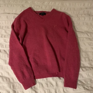Rosa gant tröja - Är i bra skick. Den är i storkek M med tvättade den så nu ör den typ storlek xs.
