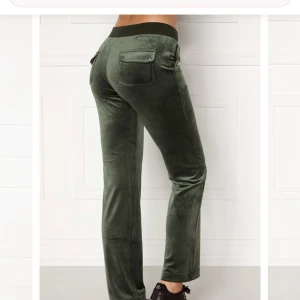 Mörk gröna juicy byxor😍 - As snygga juicy byxor i färgen dark Moss💚Säljer för att de inte kommer till användning längre:( Sätter priset på 700 men går också att diskuteras❤️ Stl s🫶🏼 Går att mötas upp i gbg men annars fraktar jag. Du står för Frakten💗 kom priv för frågor eller bilder