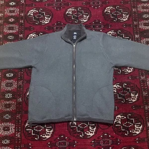 Stussy Fleece - Vintage Stussy fleece Storlek Medium (passar även large) Dragkedjan längst nere vid tröjan har lite defekt, löser bild om du vill ha. Går att justera i midjan. Skönt material och håller värmen mycket bra. Köpare står för frakt, meetup i Uppsala. 