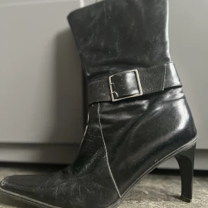Svarta boots  - Stl: 38  Lite nött vid tårna som man ser på bilden, därav priset.  Det går dock säkert att fixa till med lite skoputs.