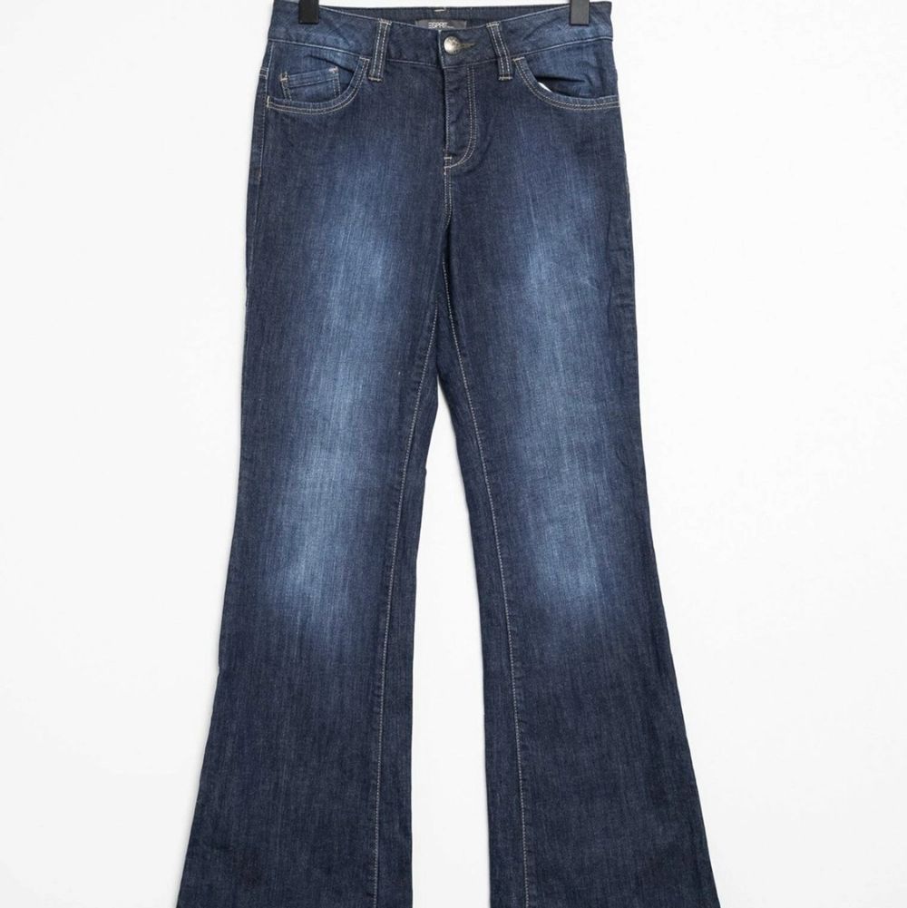 Super snygga flare jeans som jag köpte på Zalandos second hand webbshop, jag är 1,63 m och är baggy på mig. Perfekt skick, priset kan diskuteras,. Jeans & Byxor.