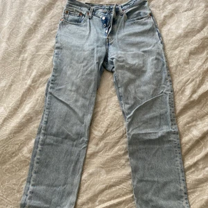 Levis 501 - Hittar tyvär inte exakt storlek men har för mig att dom är 28x32 , jag är 171 cm och längden är något för kort och dom är lite stora i midjan för mig därför jag säljer dom! Då dom är stora och passade endast när jag köpte dom så är dom knappt använda! Frakt tillkommer