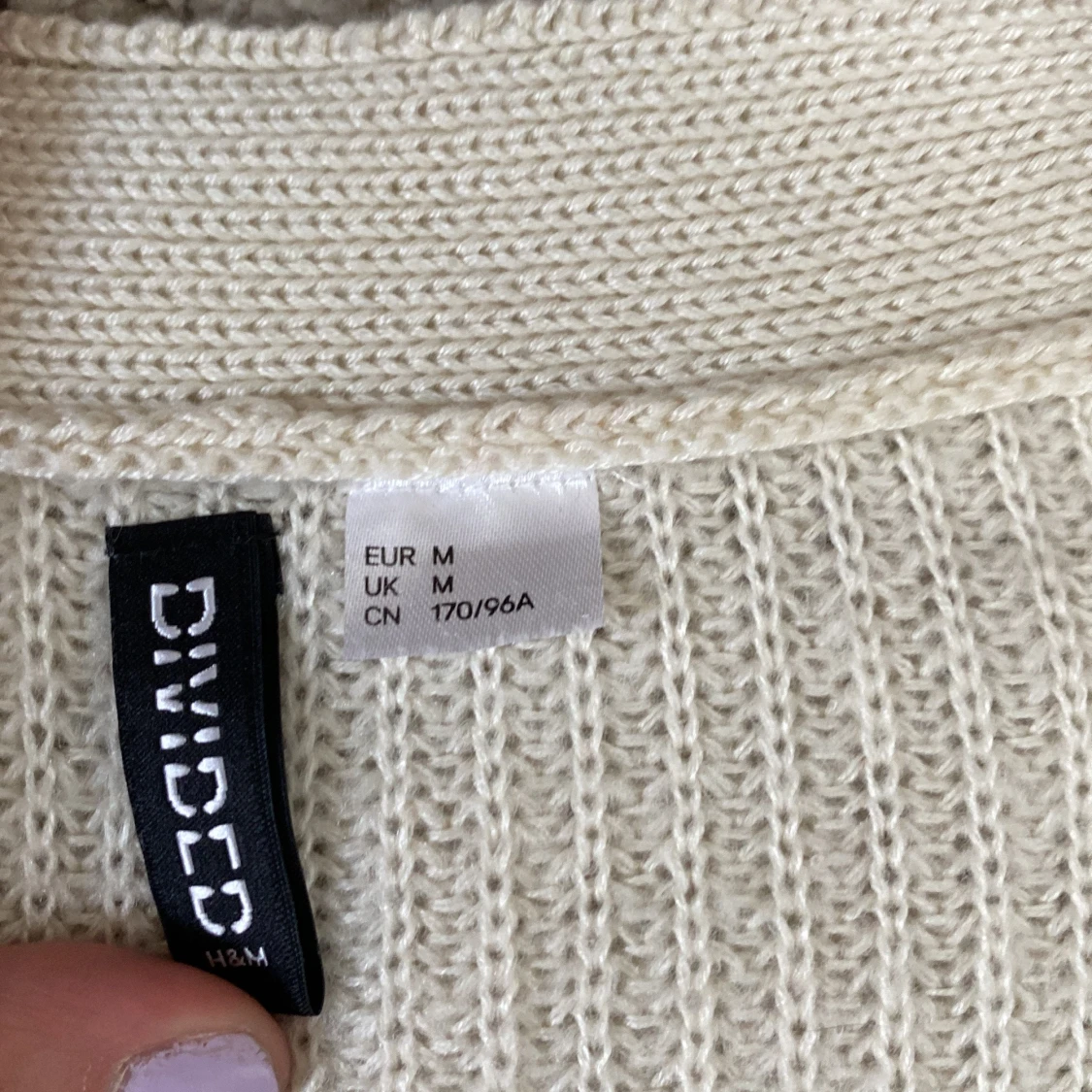Stickad tröja med snörning storlek M - 90