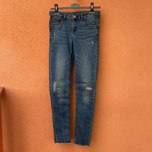 Mörkblåa slim jeans beställda från KidsBrandStore för ca 1 vecka sedan. Har en medelhög midja och kramar om benen perfekt. Dessa köptes för 300-400kr online. Kontakta ifall man önskar mer information! 