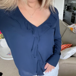 Volangblus  - Fin mörkblå volangblus, knappt använd.