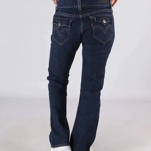 Lågmidjade Levis jeans - Säljer dessa sjukt snygga vintage lågmidjade bootcut jeansen ifrån Levis då dem tyvärr är förstora för mig. De är bra i längden på min som är 1,70 men passar även jättebra på min syster som är 1,61.Skriv privat för frågor! Buda!. Startbud 220 ❤️ 