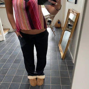 ZARA topp/kjol  - Säljer denna fina topp från Mango! Perfekt nu till sommaren när man blir brun. Brukar både ha som topp och kjol som ni ser på bilden. Fraktar spårbart/ möts i Sthlm 💜 många intresserade = budgivning 