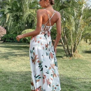 Klänning  - Somrig klänning men öppning i ryggen, perfekt nu inför sommaren. Storlek xs men passar även m💕