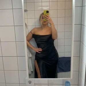 Svart lång klänning - Hej, säljer en svart lång siden klänning från boohoo kostade 600 och har endast användts en gång. Säljer för 400kr men priset kan diskuteras, kan fraktas (du står för kostnaden) och även mötas upp i sthlm  och postens slarv står jag inte för! Ifall du är intresserad skicka ett meddelande 🥰