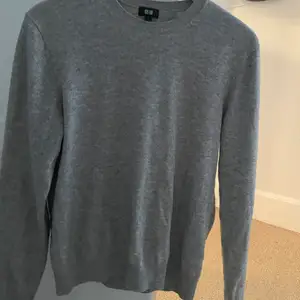 Jättefin grå cashmere tröja köpt för 1200 säljer för 550 kan gå ner i pris vid snabb affär!