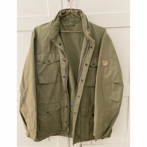 Fjällräven Jacka grön - Fjällräven vår/höst-jacka. Använt skick, den har några år på nacken och det syns på sina ställen. Endast leverans, skickas måndag. Jag samfraktar 😇