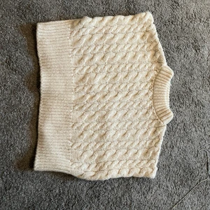 JÄTTE fin stickad väst - Väldigt fin stickad väst som passar till ALLT i färgen cream aldrig använd