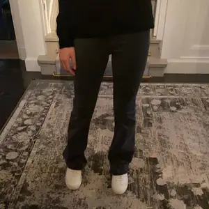 Säljer mina jätte snygga zara jeans i modellen high rise bootcut🤩 Endast använda en gång så de är i nyskick! Storlek 36 men passar mig som är en 32 så skulle säga att de passade alla mellan 32-36. Jeansen ser lite annorlunda upptill, vid intresse kontakta privat för med bilder!💓