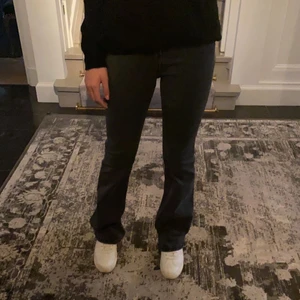 Zara jeans  - Säljer mina jätte snygga zara jeans i modellen high rise bootcut🤩 Endast använda en gång så de är i nyskick! Storlek 36 men passar mig som är en 32 så skulle säga att de passade alla mellan 32-36. Jeansen ser lite annorlunda upptill, vid intresse kontakta privat för med bilder!💓