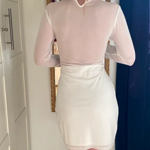 Vit klänning - Genomskinlig klänning. Modell har stl. S. Som ny. Endast leverans, skickas måndag. Jag samfraktar 😇