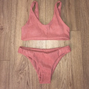 Bikini - Säljer denna rosa ish bikinin ifrån Shein i storlek S. Den är endast testad typ 2 gånger och den tvättas såklart innan jag skickar den. Toppen har inlägg. Man ser det inte på bilden men tyget är som lite skimrigt. Köparen står för frakten 💕