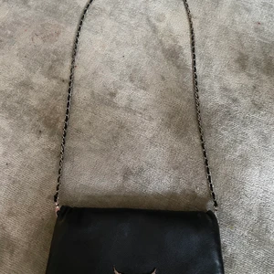 Zadig väska - Säljer min superfina Zadig Voltaire väska, väskan köptes på Zadig butiken i Stockholm. Orginal pris är 3200kr men säljer nu för 1200 (pris kan diskuteras). Den är i användskick men inte sönder på något ställe. Det ingår ett kort och ett långt band. (Det långa syns på bilden) . Köparen står för frakt