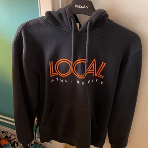 Hoodie - Mörkblå hoodie i bra skick 