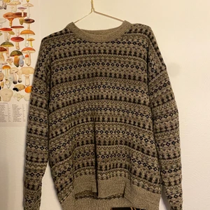 Sweater - Tjocktröja från beyond retro. Storlek XL, men sitter fint och lite oversized på mig som har S. Frakt tillkommer <3