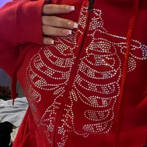 Rhinestone hoodie  - Snygg röd zip hoodie me rhinestone. Säljer pga att den inte kommer till användning. Storlek M men passar även xs/s💗