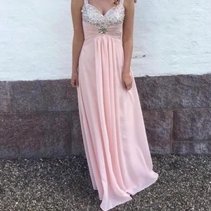 Balklänning - Säljer min balklänning som är använd en gång. Passar mig som är ca 172 lång (passar dock även längre) och har s/m i storlek. Kan mötas upp i Västervik/Jönköping