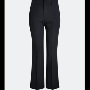 Bikbok kostymbyxor strlk 34 - Hej säljer mina kostym byxor då jag aldrig använder dessa, använda en gång men tvättade efter det. Köpta för 399 men säljer för 150kr + frakt, går att diskutera pris vid snabbt köp🤩