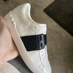 Valentino skor / valentino sneakers  - Valentino skor som jag knappt använt. Säljer för jag fick ett par blåa istället så har ingen användning av dessa. Dom har knappt någon smuts och jag köpte dom här på Plick för 3600. Dustbag följer med, men box inte. Inga skador eller något sånt. Ny pris på typ 5000kr men säljer dessa för 3000 ungefär. Pris kan diskuteras vid snabb affär.👍
