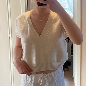 Fin stickad väst - Säljer denna fina stickad västen. Sticks ej. Den är aldrig använd då den inte riktigt är min stil💞💞💞