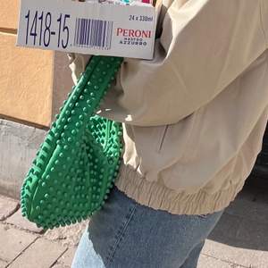 Säljer denna gröna handväska 💗 frakt tillkommer på 66kr spårbart 💭 knappt använd så i helt nyskick 