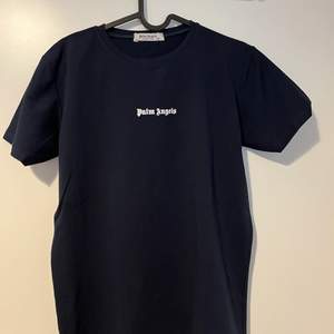 Palm Angels T-shirt aldrig använd. Detta är en AA-kopia. Säg till om det önskas fler bilder, pris kan diskuteras.