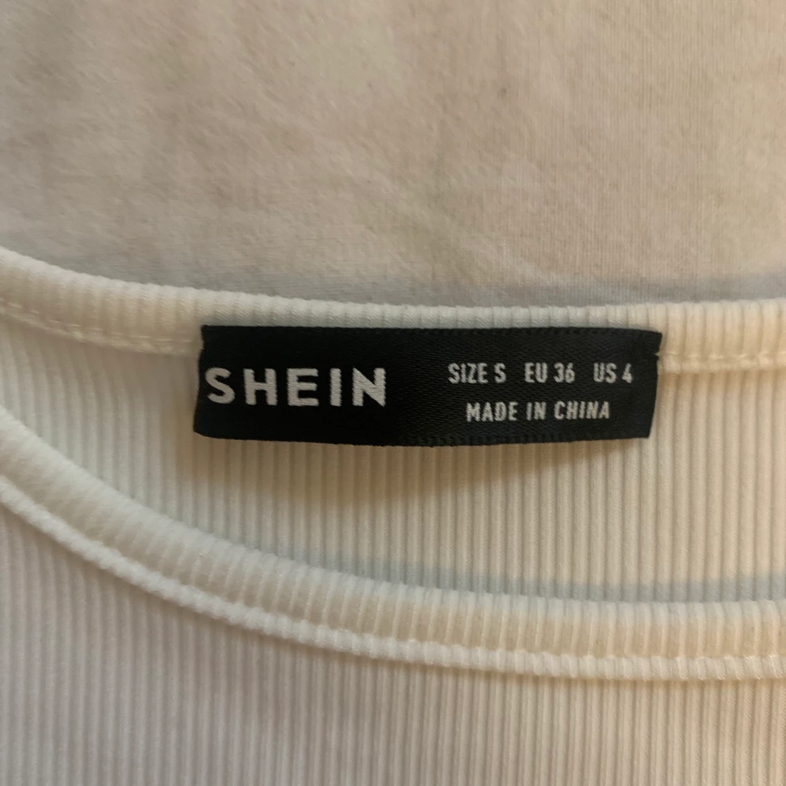 Vit topp med mönster  - 91