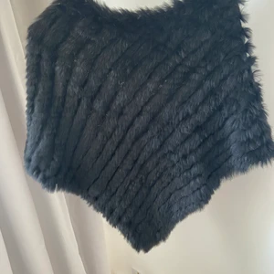 Päls poncho  - Kaninpäls poncho, knappt använd (äkta päls)