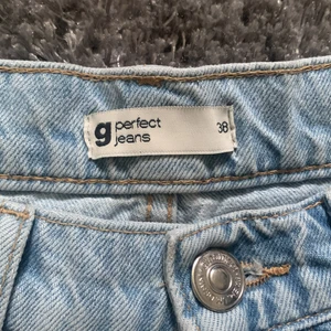 Perfect jeans storlek 38 - Jag köpte desssa byxor på Gina tricot och jag har använt de 2 gånger|| nypris 599 men köpte för 349|| Mitt pris 150|| OBS det ska vara en slits på hålet. 